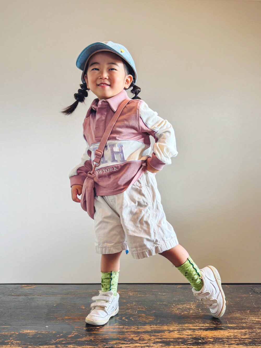 ピンク系のその他トップス、ホワイト系のその他パンツ、ピンク系のショルダーバッグを着用したキッズの秋コーディネートの3枚目の写真