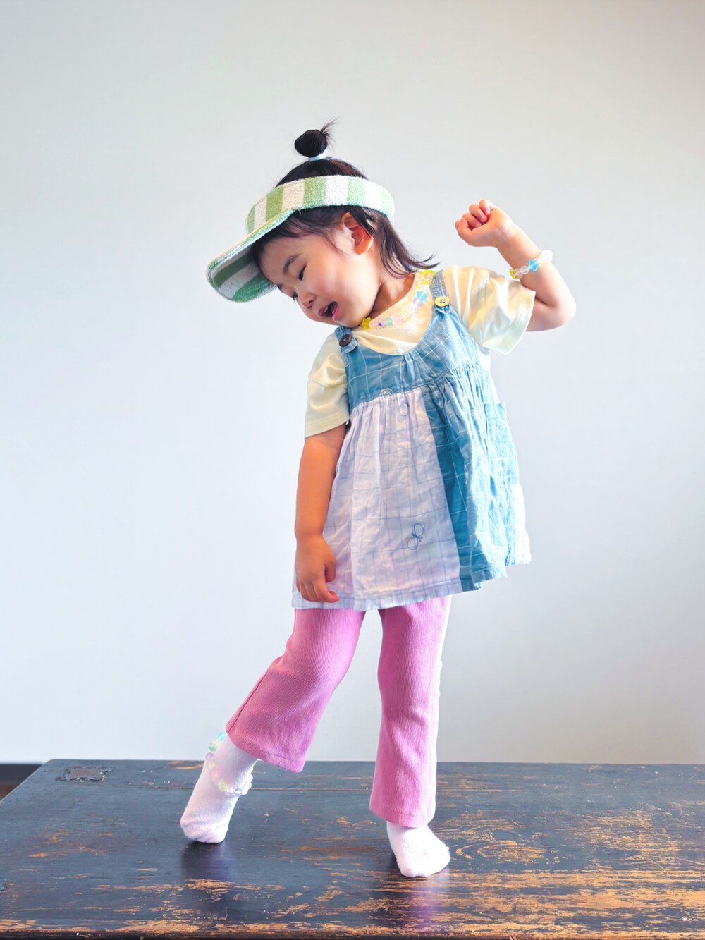 ピンク系のその他パンツ、ブルー系のワンピース、イエロー系のTシャツ/カットソーを着用したキッズの夏コーディネートの3枚目の写真