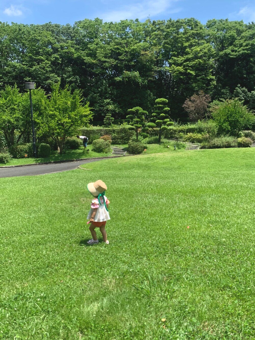ピンク系のTシャツ/カットソー、オレンジ系のその他パンツ、ピンク系のサンダルを着用したキッズの夏コーディネートの2枚目の写真
