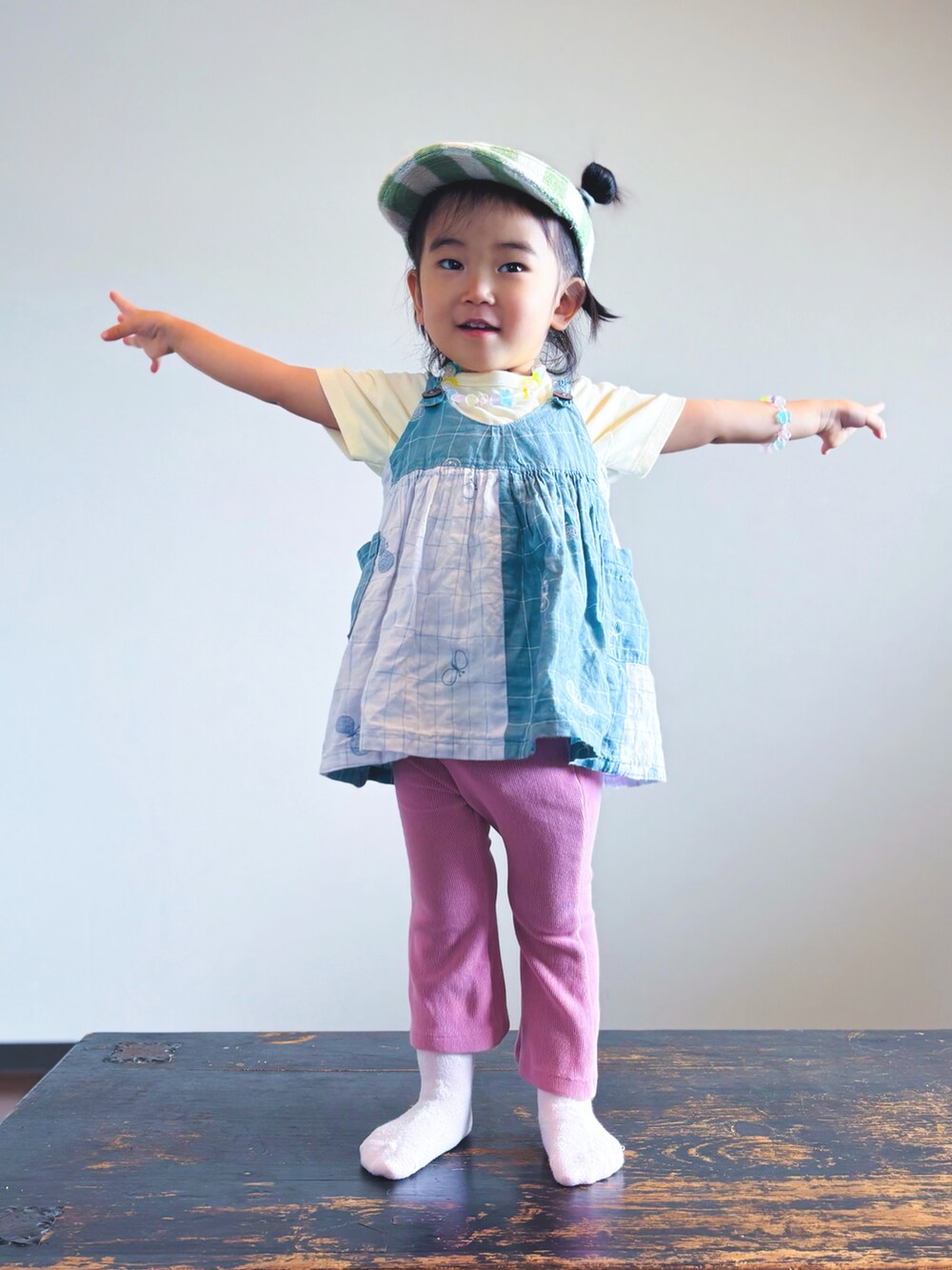 ピンク系のその他パンツ、ブルー系のワンピース、イエロー系のTシャツ/カットソーを着用したキッズの夏コーディネートの2枚目の写真