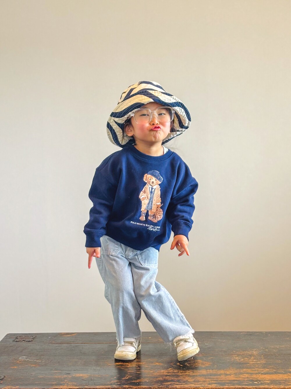 ブルー系のスウェット、ブルー系のパンツ、ホワイト系のスニーカーを着用したキッズの春コーディネートの3枚目の写真