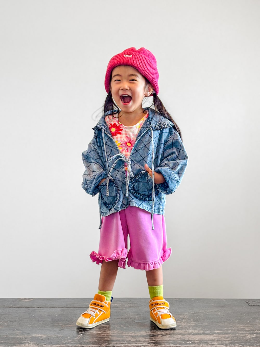 ピンク系のその他パンツ、オレンジ系のスニーカー、ピンク系のTシャツ/カットソーを着用したキッズの秋コーディネートの3枚目の写真