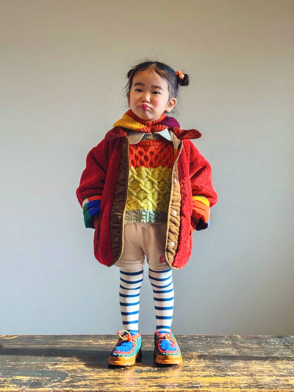 その他のブルゾン、グリーン系のブーツ、その他のベストを着用したキッズの冬コーディネートの2枚目の写真