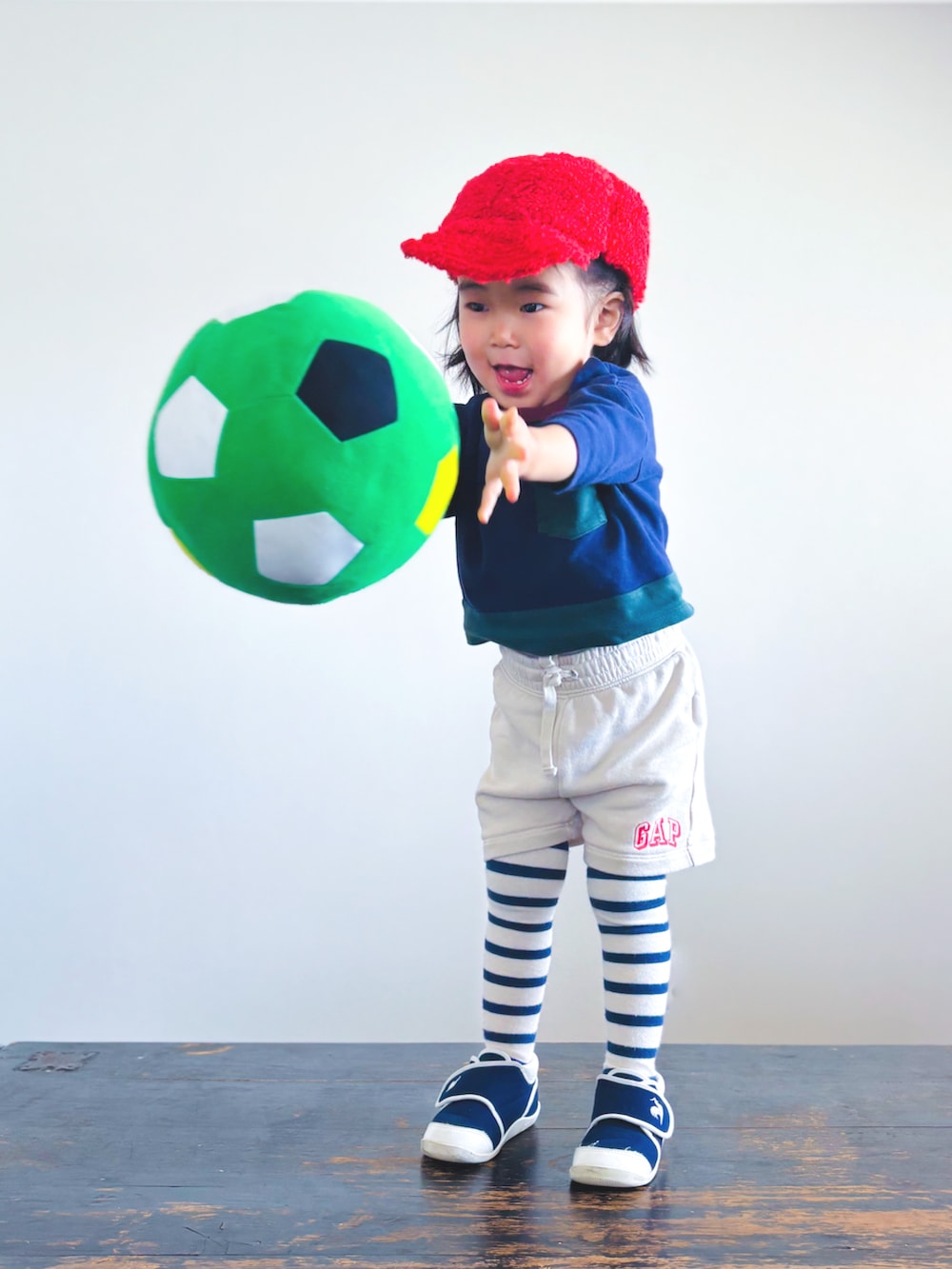 その他のスウェット、ベージュ系のその他パンツ、ブルー系のスニーカーを着用したキッズの春コーディネートの2枚目の写真