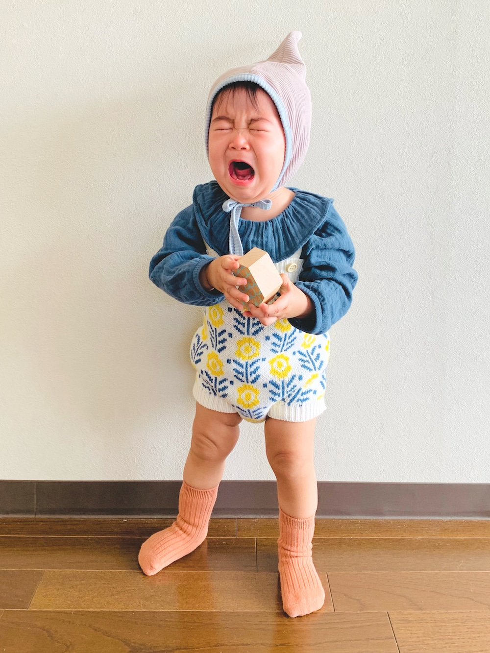 イエロー系のセットアップ、グリーン系のシャツ/ブラウス、その他のソックス/靴下を着用したキッズの秋コーディネートの2枚目の写真