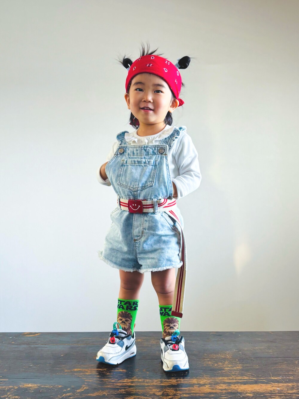 その他のサロペット/オーバーオール、ホワイト系のTシャツ/カットソー、ホワイト系のスニーカーを着用したキッズの春コーディネートの2枚目の写真