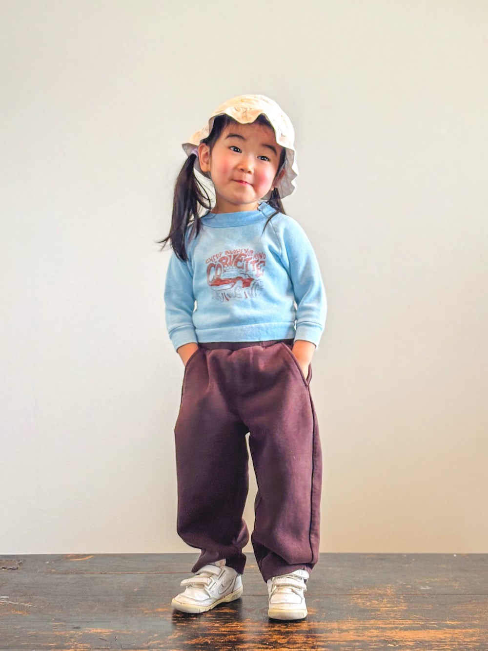 ブルー系のスウェット、ブラウン系のスウェットパンツ、ホワイト系のスニーカーを着用したキッズの春コーディネートの3枚目の写真