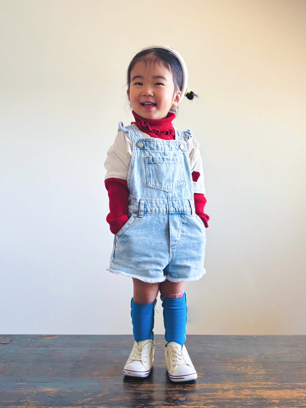 ホワイト系のスニーカー、その他のサロペット/オーバーオール、ホワイト系のTシャツ/カットソーを着用したキッズの春コーディネートの4枚目の写真