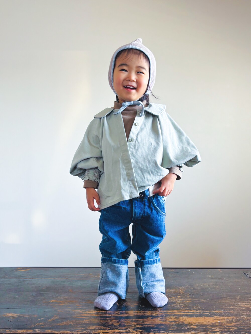 ブルー系のデニムパンツ、グリーン系のシャツ/ブラウス、ブラウン系のTシャツ/カットソーを着用したキッズの春コーディネートの3枚目の写真