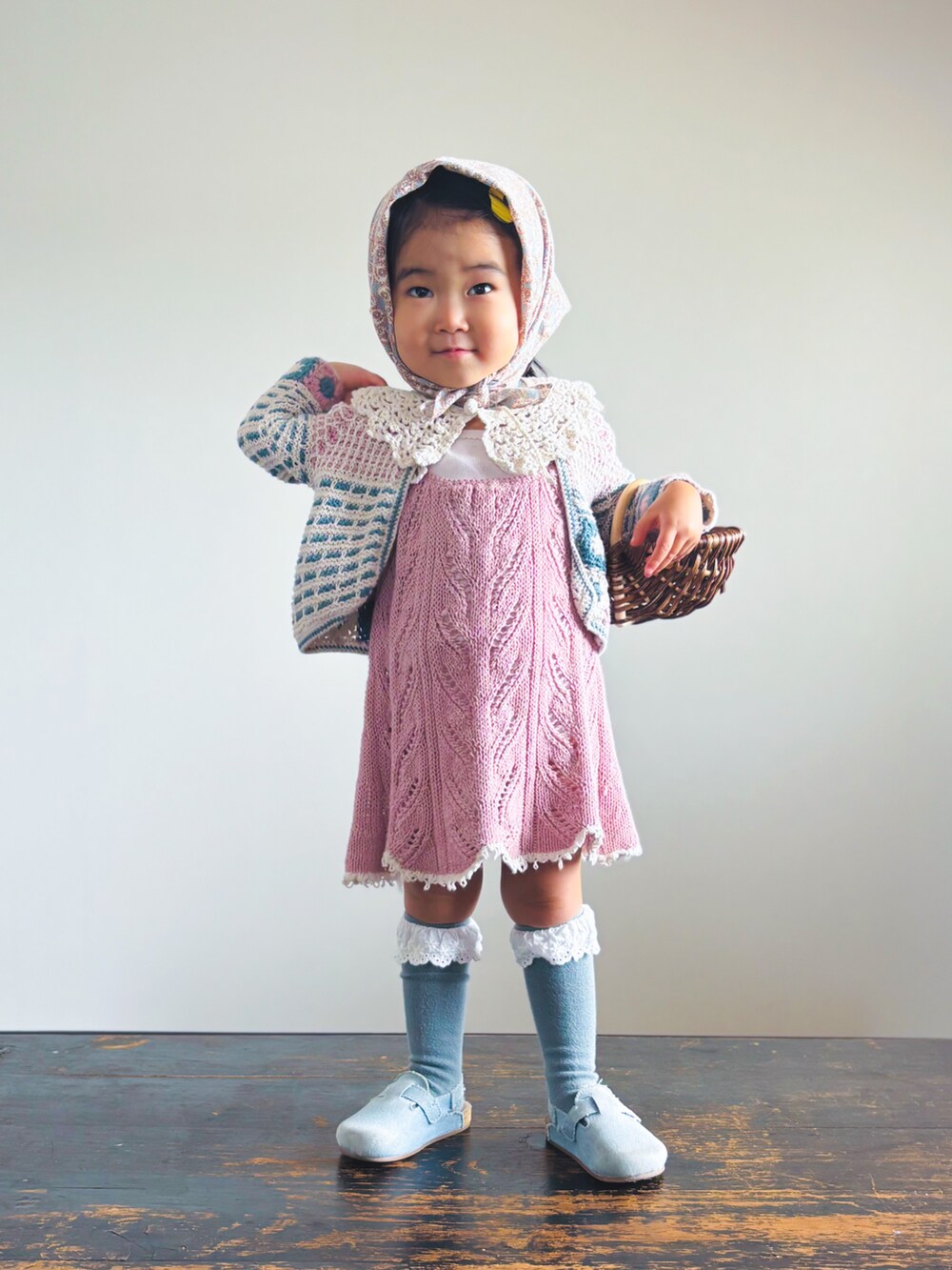 ブルー系のサンダル、ピンク系のワンピース、ブラウン系のかごバッグを着用したキッズの春コーディネートの3枚目の写真