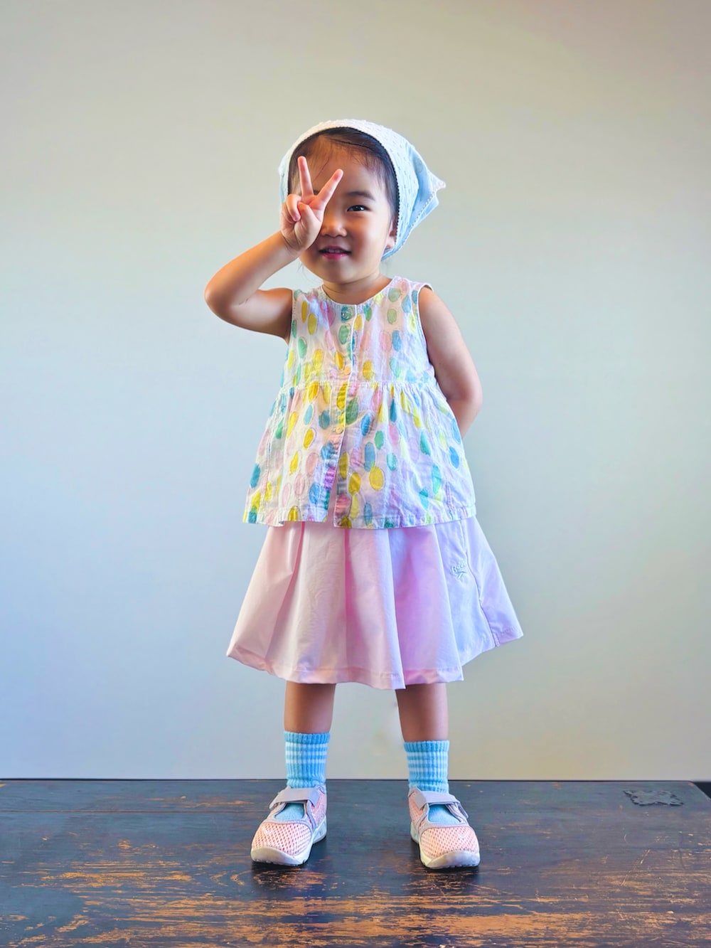 ピンク系のスカート、ピンク系のスニーカー、ピンク系のワンピースを着用したキッズの夏コーディネートの2枚目の写真