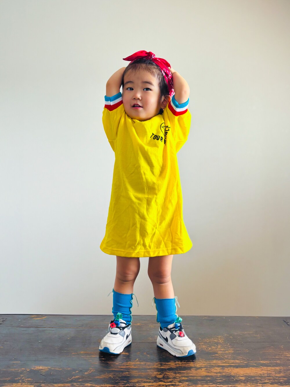 ホワイト系のスニーカー、イエロー系のTシャツ/カットソー、ブルー系のソックス/靴下を着用したキッズの夏コーディネートの3枚目の写真