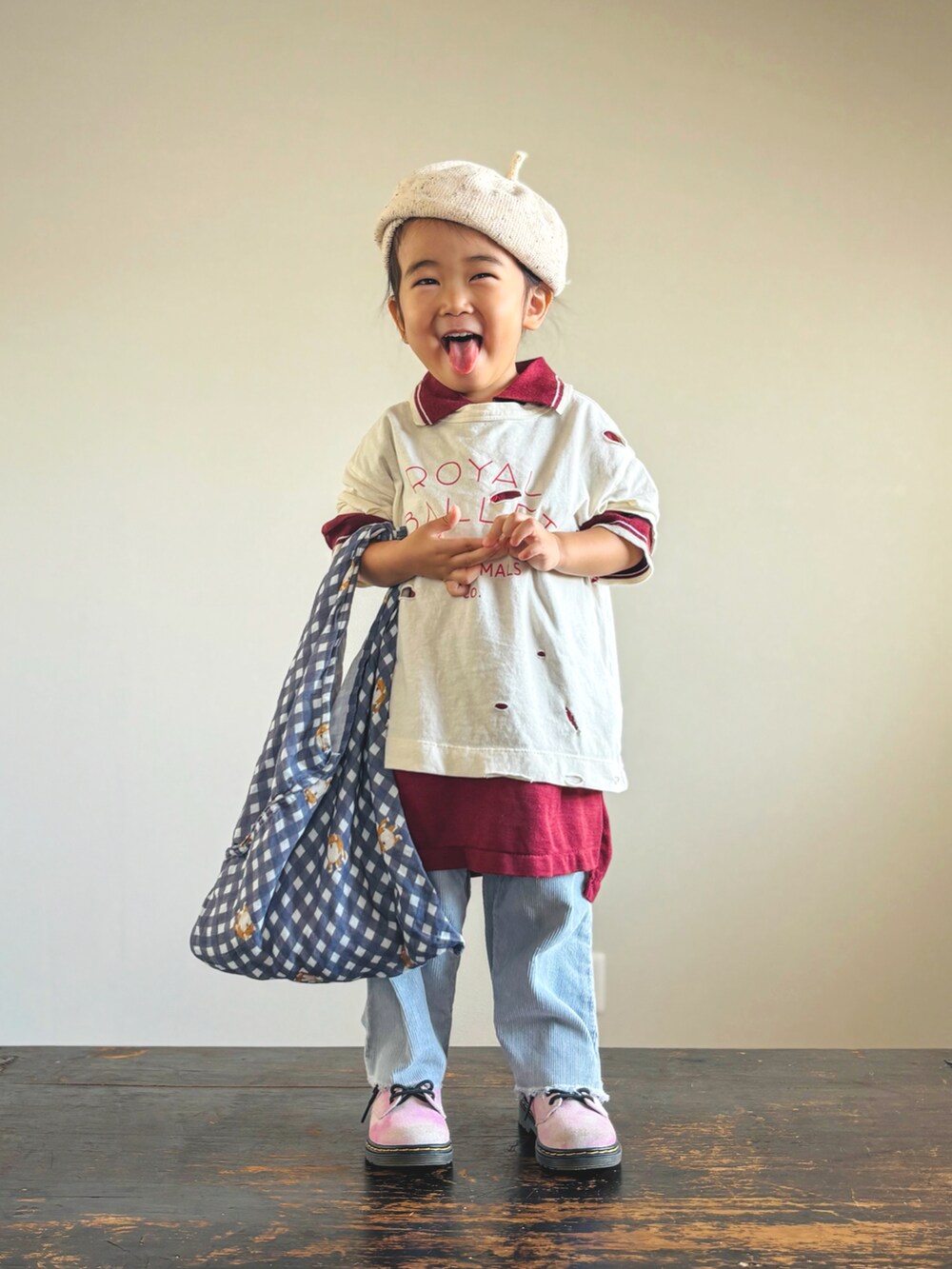 ホワイト系のTシャツ/カットソー、レッド系のシャツ/ブラウス、ブルー系のパンツを着用したキッズの秋コーディネートの3枚目の写真