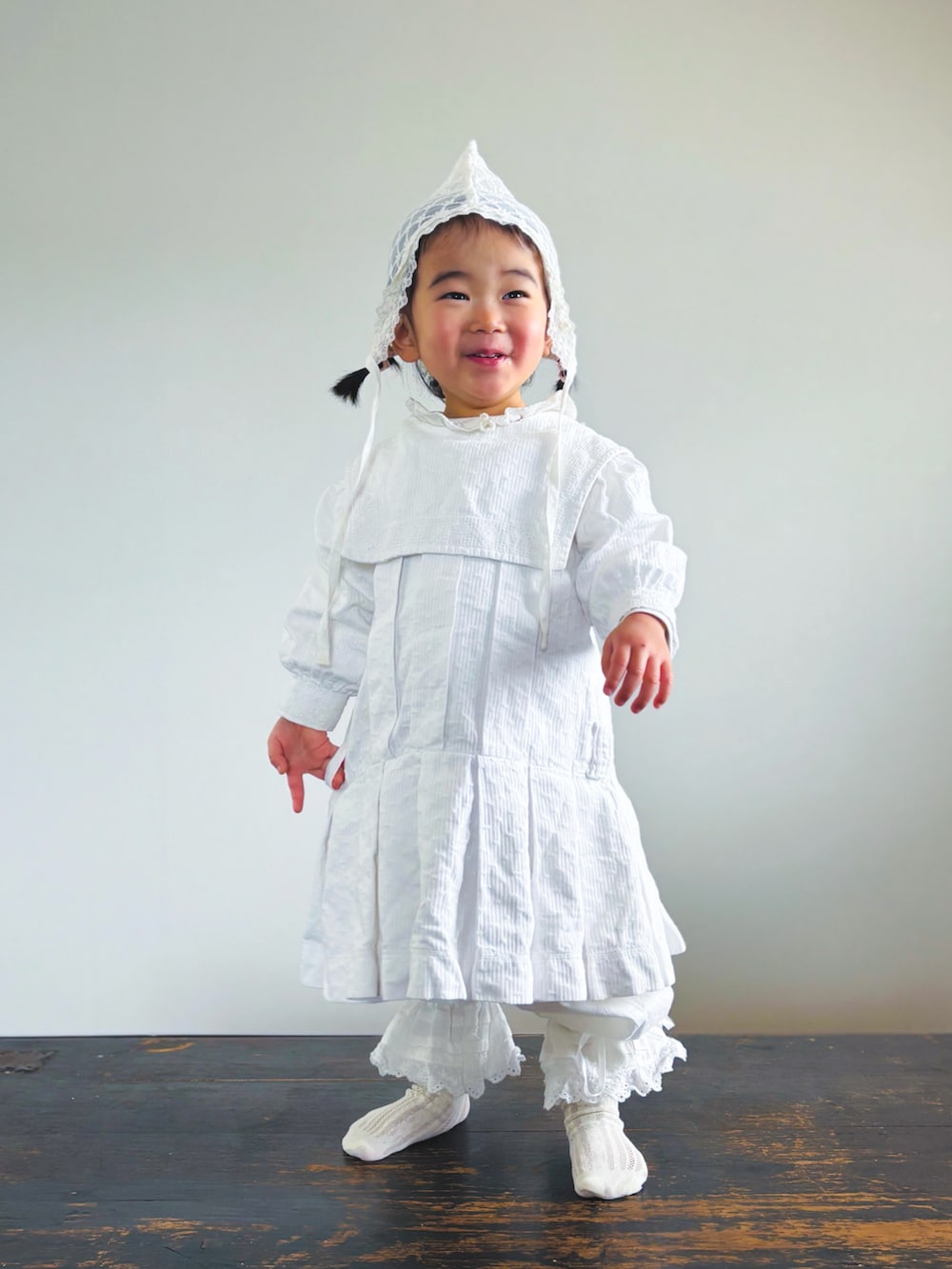 ホワイト系のワンピース、ホワイト系のTシャツ/カットソー、ホワイト系のその他パンツを着用したキッズの春コーディネートの2枚目の写真