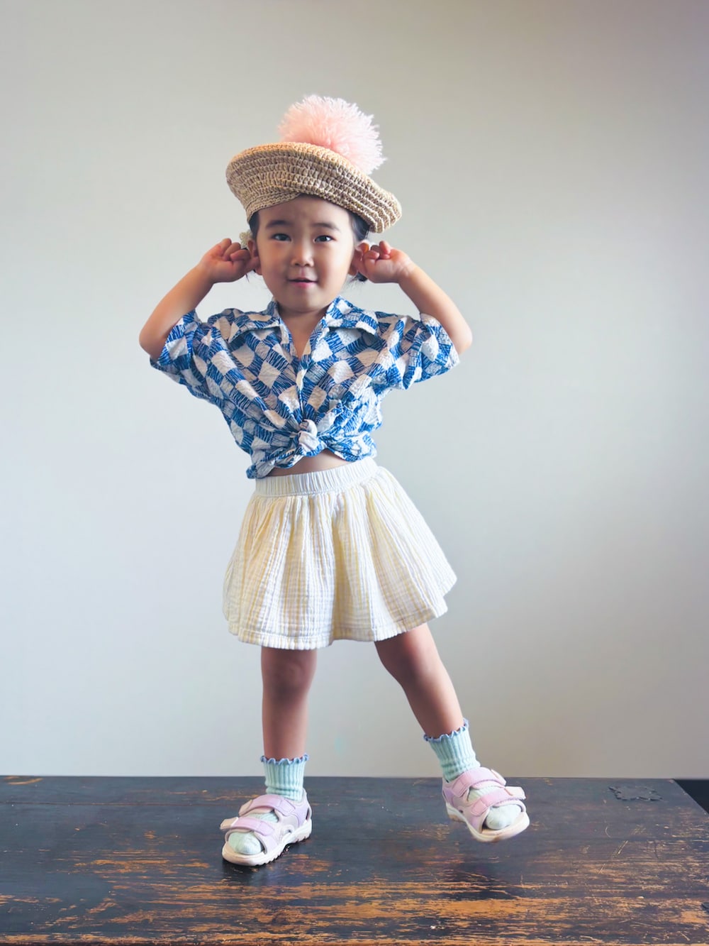 ブルー系のシャツ/ブラウス、ピンク系のサンダル、イエロー系のロンパースを着用したキッズの夏コーディネートの2枚目の写真