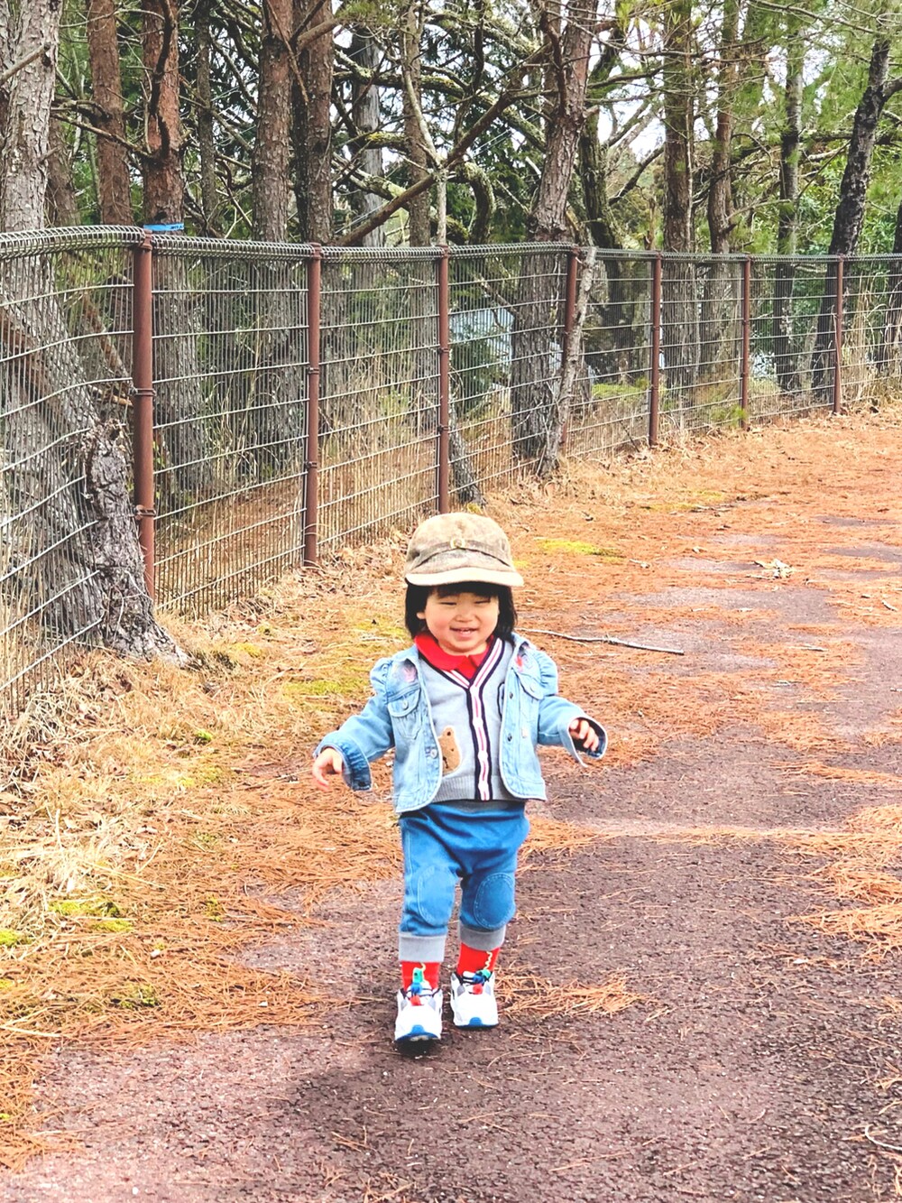 グレー系のカーディガン/ボレロ、ブルー系のデニムジャケット、ブルー系のデニムパンツを着用したキッズの春コーディネートの2枚目の写真