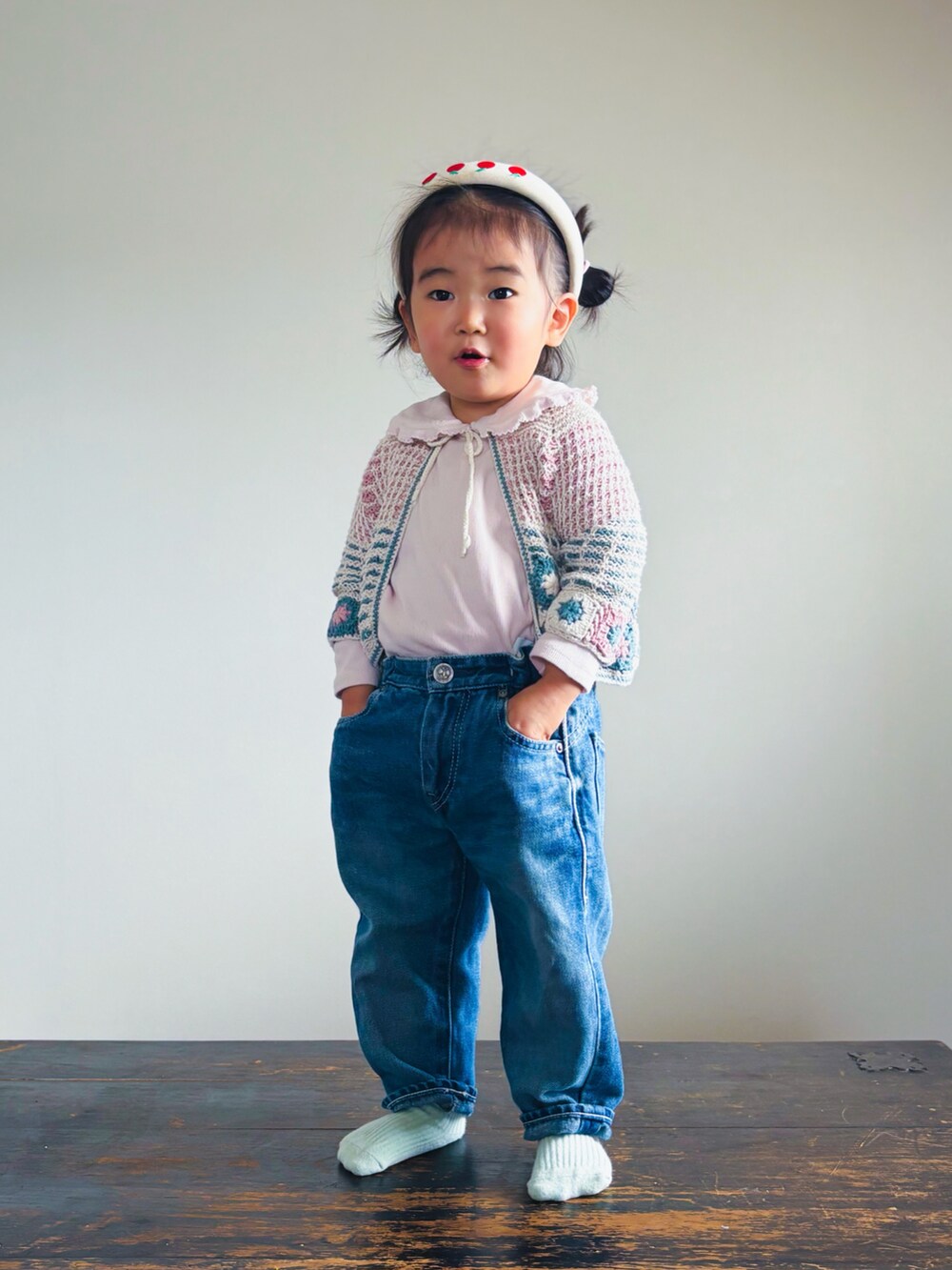 「春コーデ、デニム、デニムパンツ、カーディガン、カチューシャ、ユニクロ、ロンT、カジュアルコーデ、キッズコーデ、キッズファッション」｜「BOBO CHOSESのTomato canvas stiff headband（ヘアバンド、ベージュ系）」を使った、KOOOさん（キッズ・90cm）の春コーディネートの3枚目の写真