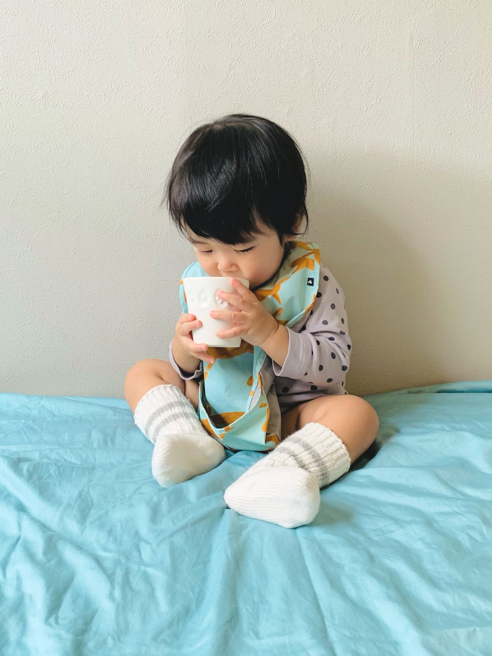 「エプロン、UNIQLO、ミナペルホネン、白ソックス、ドット、キッズコーデ、キッズファッション、ベビーコーデ、離乳食、女の子」｜「mina perhonenのお食事スタイ run run run （エプロン、ブルー系）」を使った、KOOOさん（キッズ・80cm）の秋コーディネートの2枚目の写真