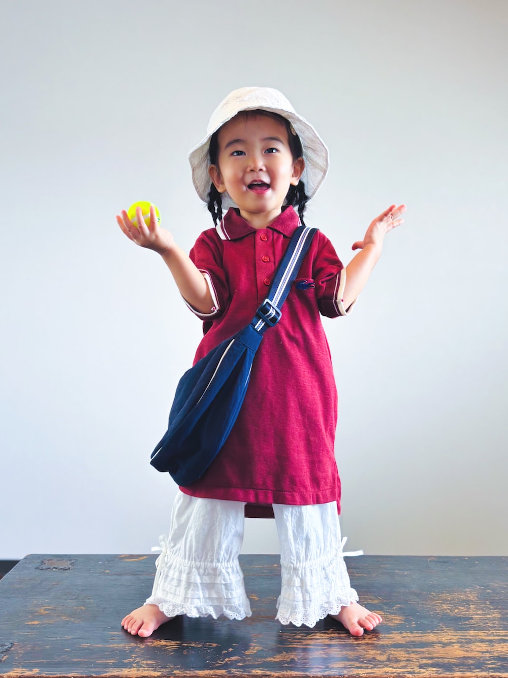 ホワイト系のその他パンツ、レッド系のシャツ/ブラウス、ブルー系のショルダーバッグを着用したキッズの夏コーディネートの3枚目の写真