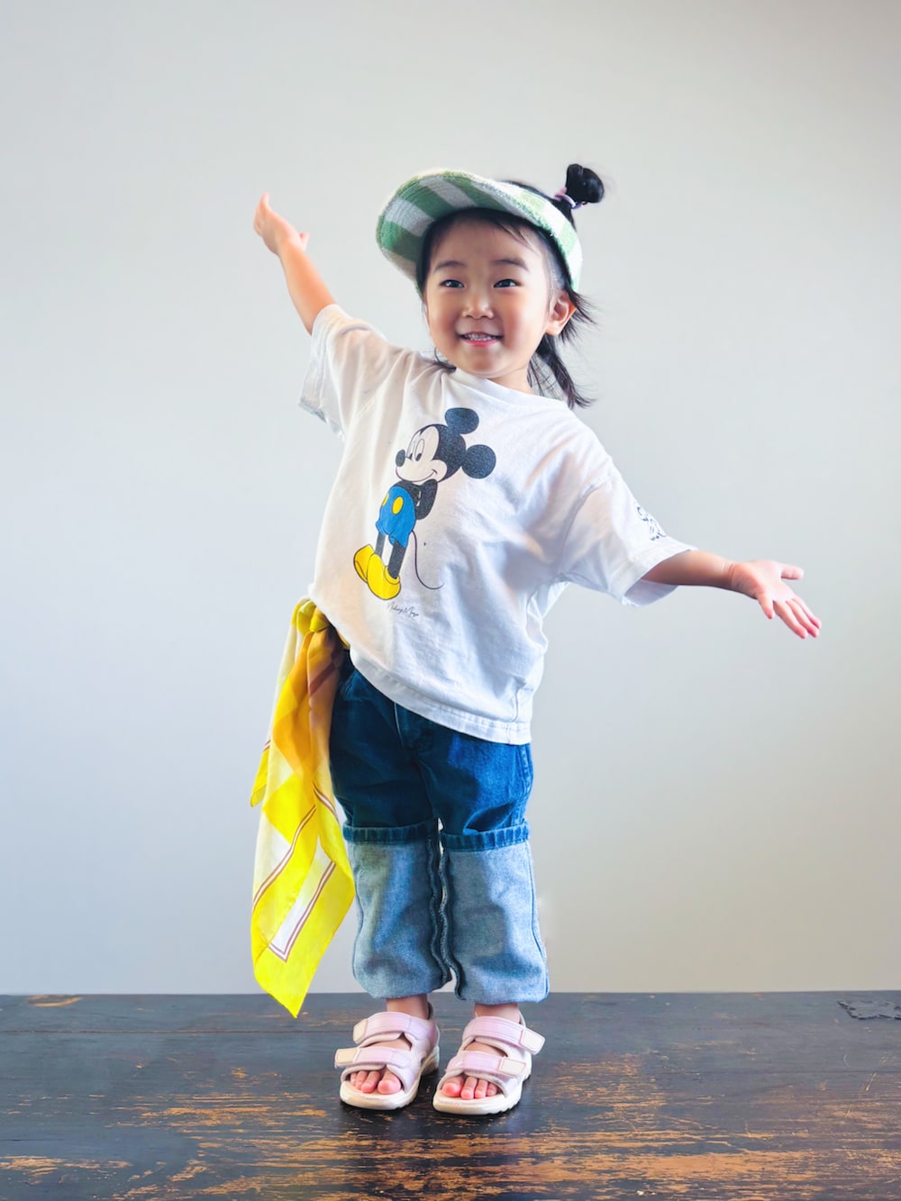 ホワイト系のTシャツ/カットソー、ブルー系のデニムパンツ、ピンク系のサンダルを着用したキッズの夏コーディネートの2枚目の写真