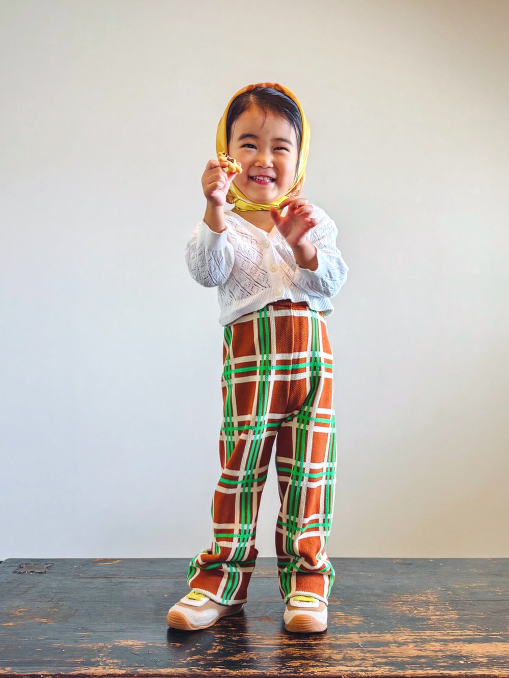 ホワイト系のカーディガン/ボレロ、パープル系のその他パンツ、イエロー系のスニーカーを着用したキッズの秋コーディネートの2枚目の写真