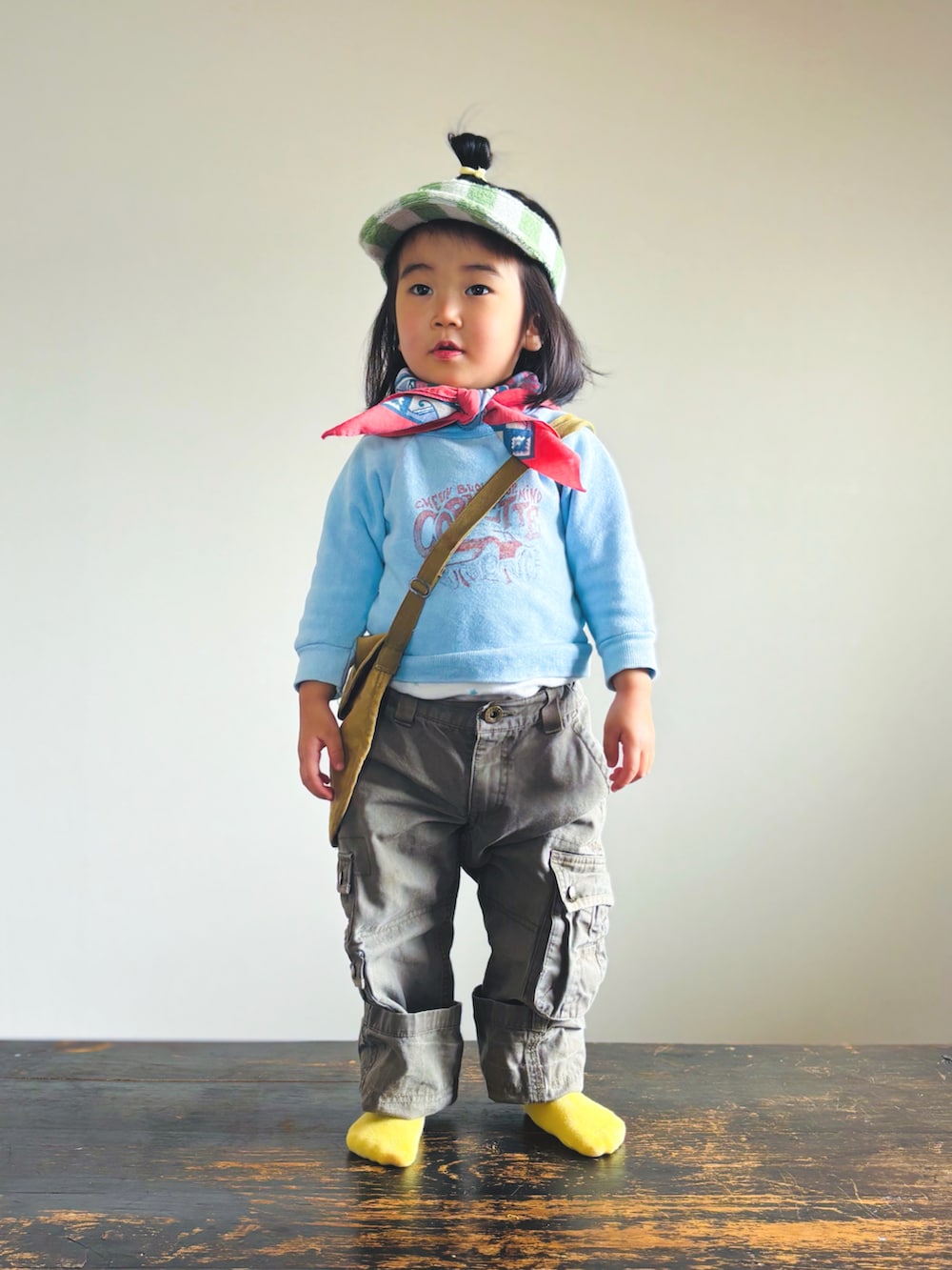 ブルー系のスウェット、グリーン系のショルダーバッグ、グレー系のカーゴパンツを着用したキッズの春コーディネートの3枚目の写真