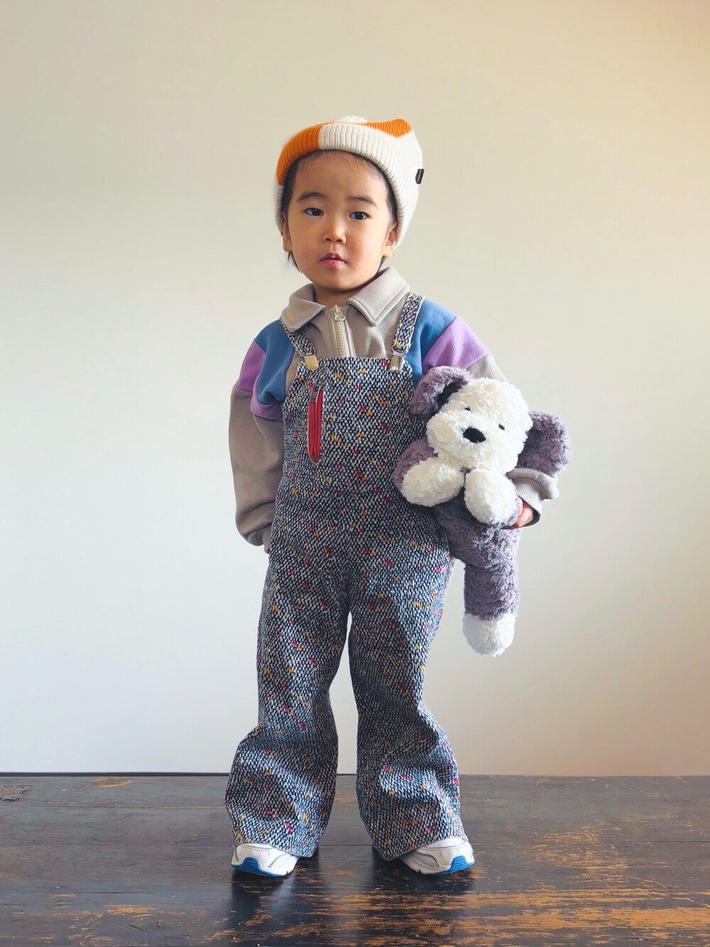 その他のサロペット/オーバーオール、ベージュ系のスウェット、ホワイト系のスニーカーを着用したキッズの春コーディネートの3枚目の写真