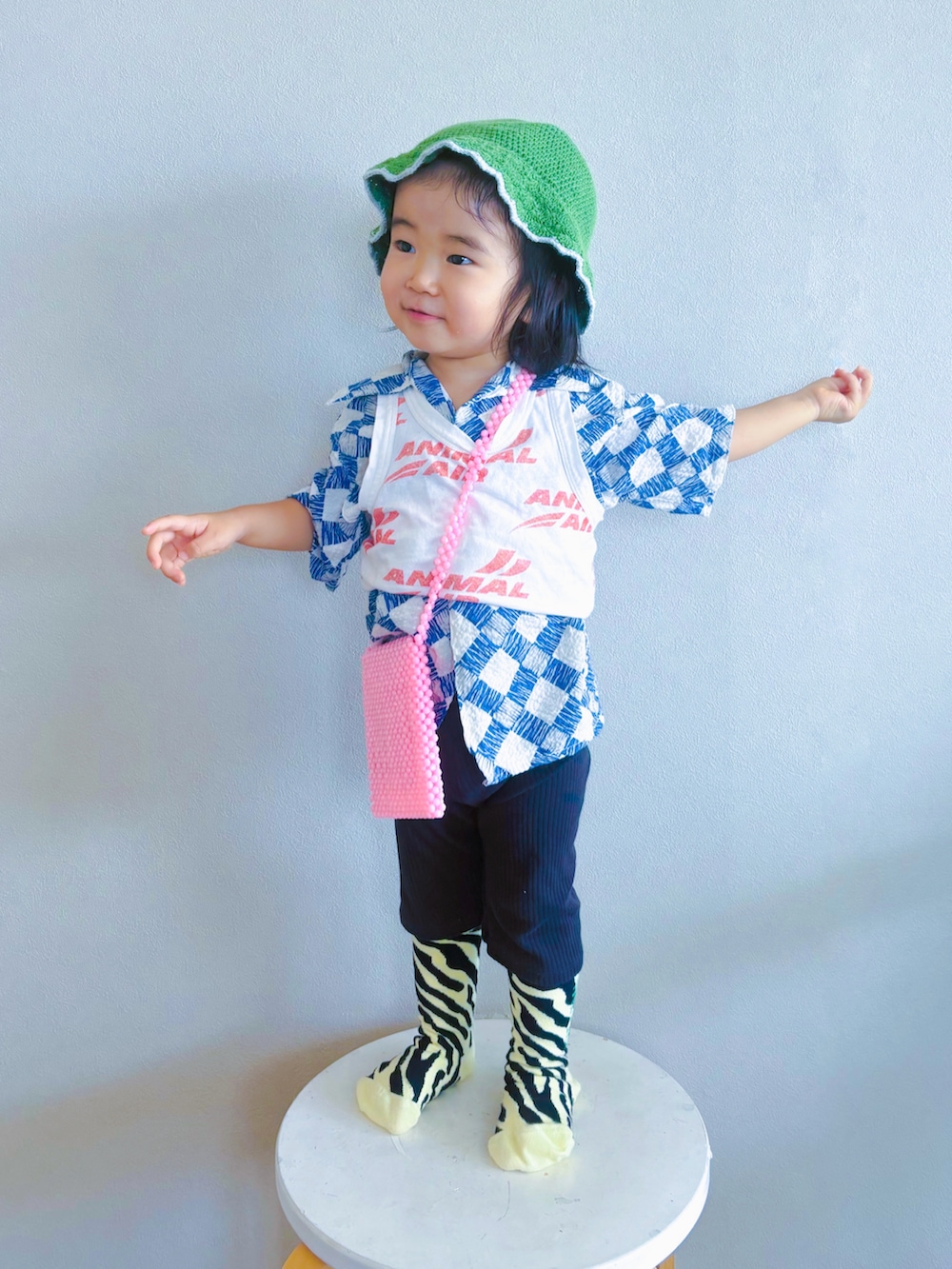 ブラック系のその他パンツ、ホワイト系のスニーカー、ピンク系のショルダーバッグを着用したキッズの秋コーディネートの2枚目の写真