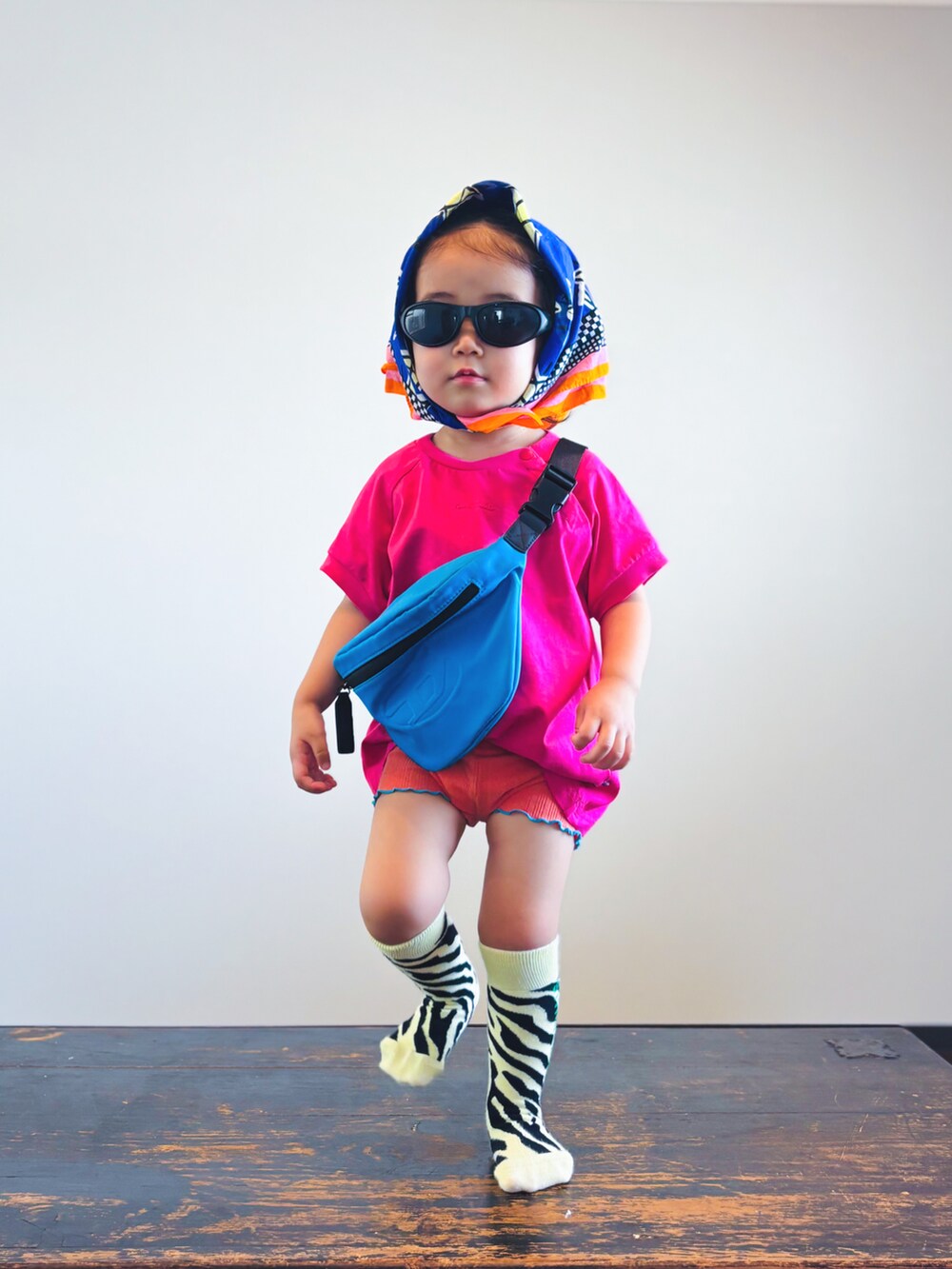 ホワイト系のTシャツ/カットソー、オレンジ系のその他パンツ、ブルー系のボディバッグ/ウエストポーチを着用したキッズの夏コーディネートの2枚目の写真