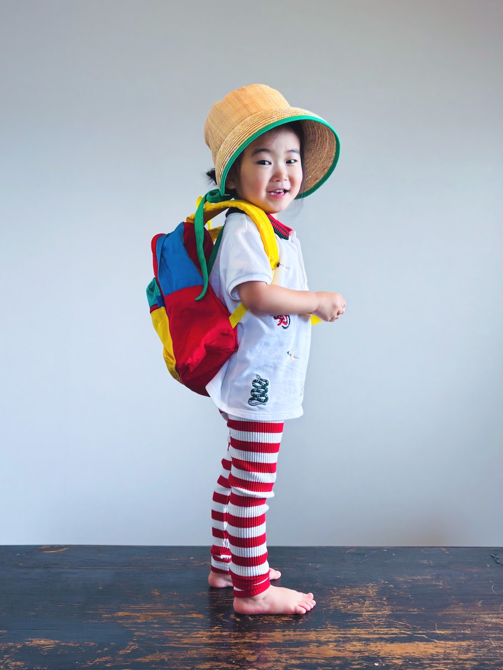 ホワイト系のポロシャツ、その他のバックパック/リュック、レッド系のレギンス/スパッツを着用したキッズの夏コーディネートの2枚目の写真