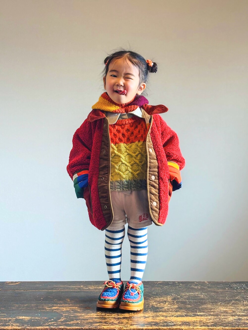 その他のブルゾン、グリーン系のブーツ、その他のベストを着用したキッズの冬コーディネートの3枚目の写真