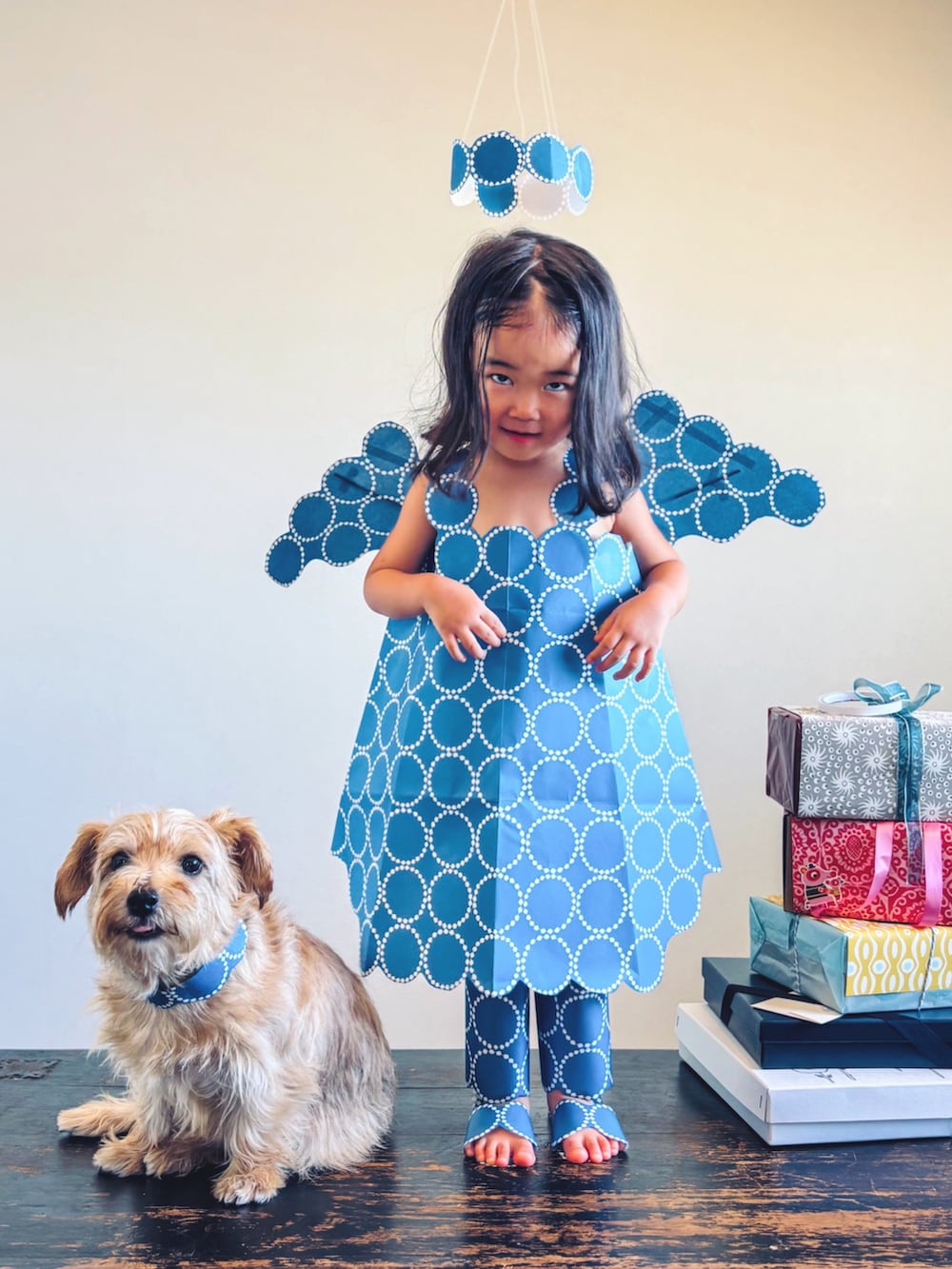 ブルー系のその他雑貨、ベージュ系のその他を着用したキッズの秋コーディネートの3枚目の写真