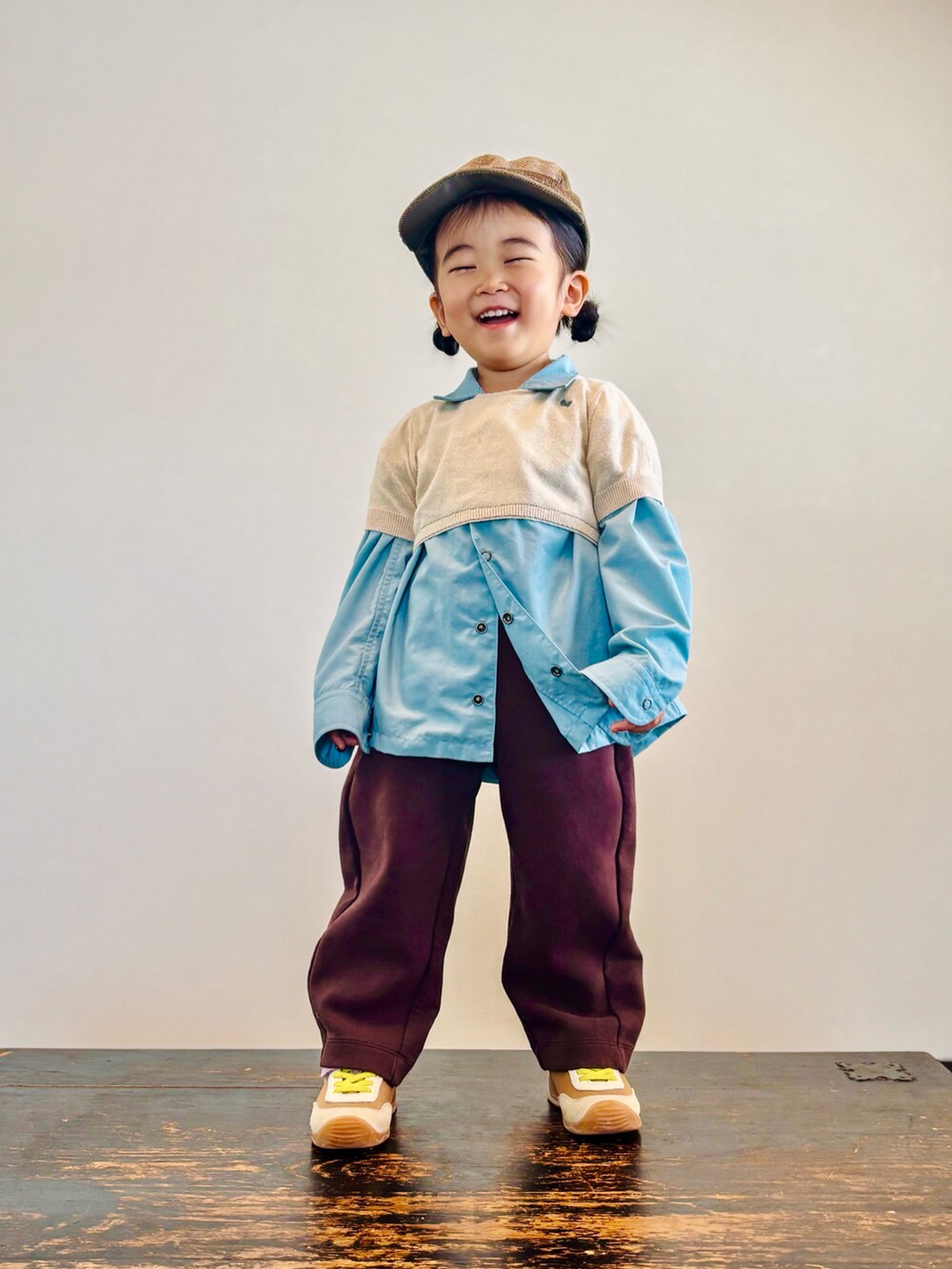 ブルー系のシャツ/ブラウス、イエロー系のスニーカー、ベージュ系のTシャツ/カットソーを着用したキッズの秋コーディネートの3枚目の写真