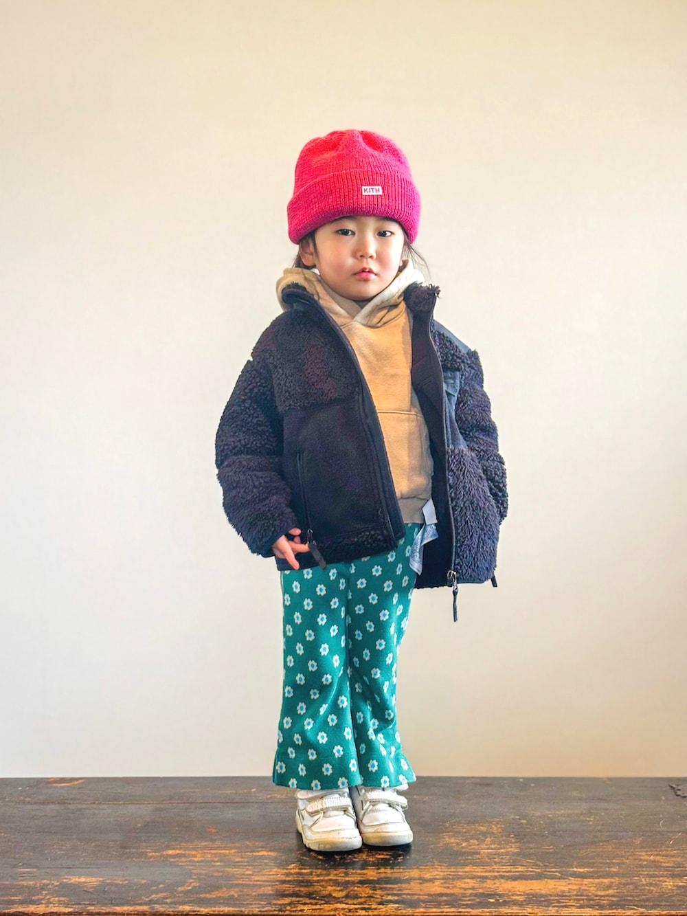 グリーン系のその他パンツ、ベージュ系のパーカー、ブラック系のブルゾンを着用したキッズの冬コーディネートの3枚目の写真