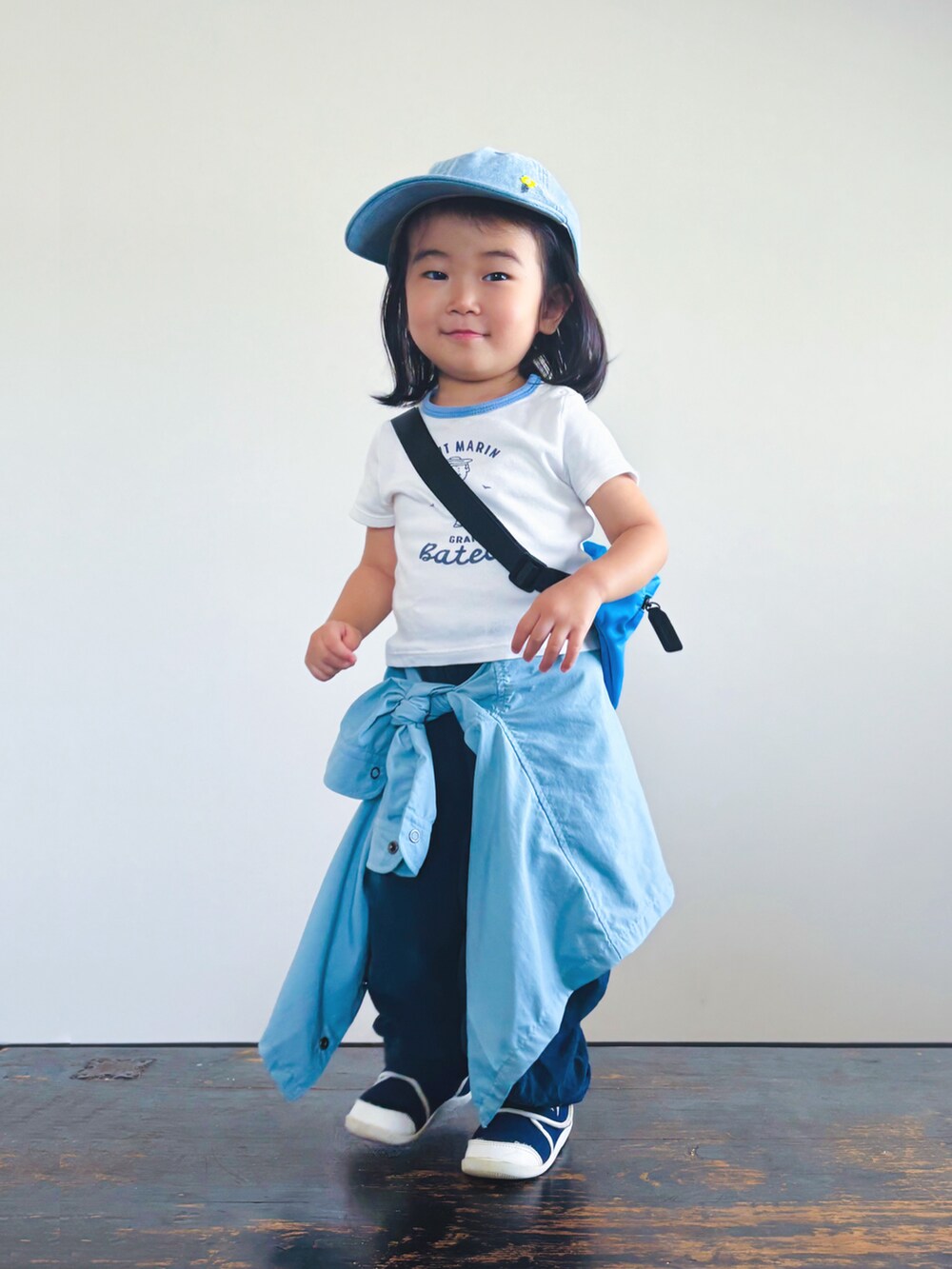 ブルー系のシャツ/ブラウス、ブルー系のボディバッグ/ウエストポーチ、ホワイト系のTシャツ/カットソーを着用したキッズの夏コーディネートの2枚目の写真