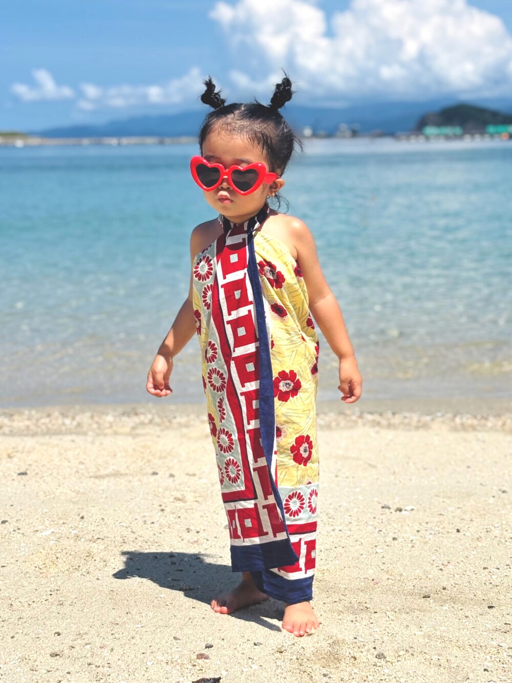 レッド系のサングラス、その他のバンダナ/スカーフを着用したキッズの夏コーディネートの2枚目の写真