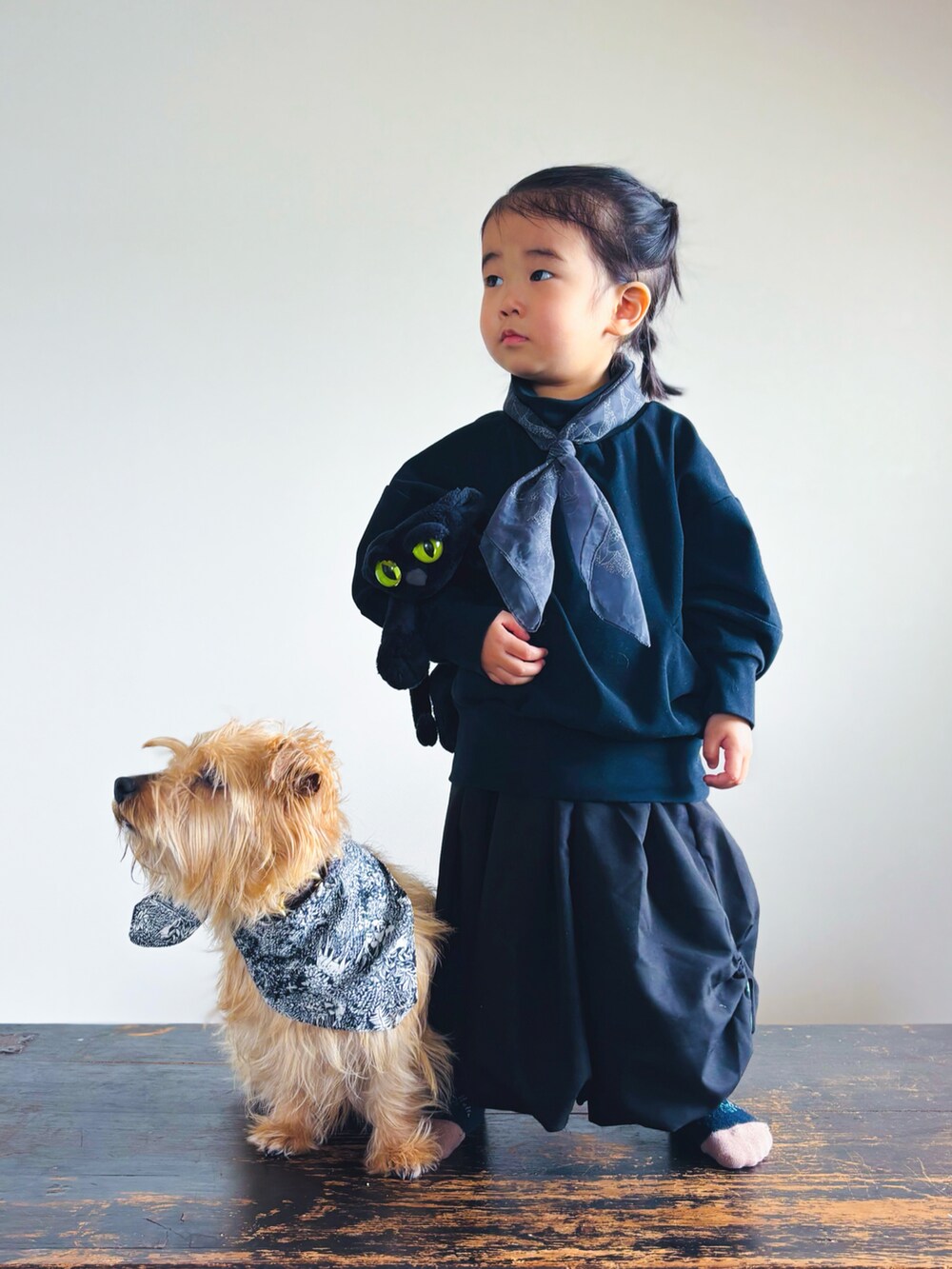 ブラック系のTシャツ/カットソー、グレー系のバンダナ/スカーフ、ベージュ系のその他を着用したキッズの春コーディネートの3枚目の写真