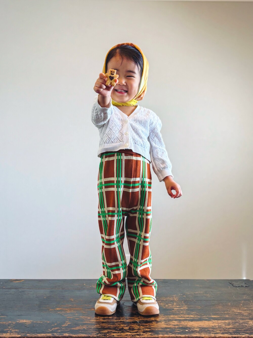 ホワイト系のカーディガン/ボレロ、パープル系のその他パンツ、イエロー系のスニーカーを着用したキッズの秋コーディネートの4枚目の写真
