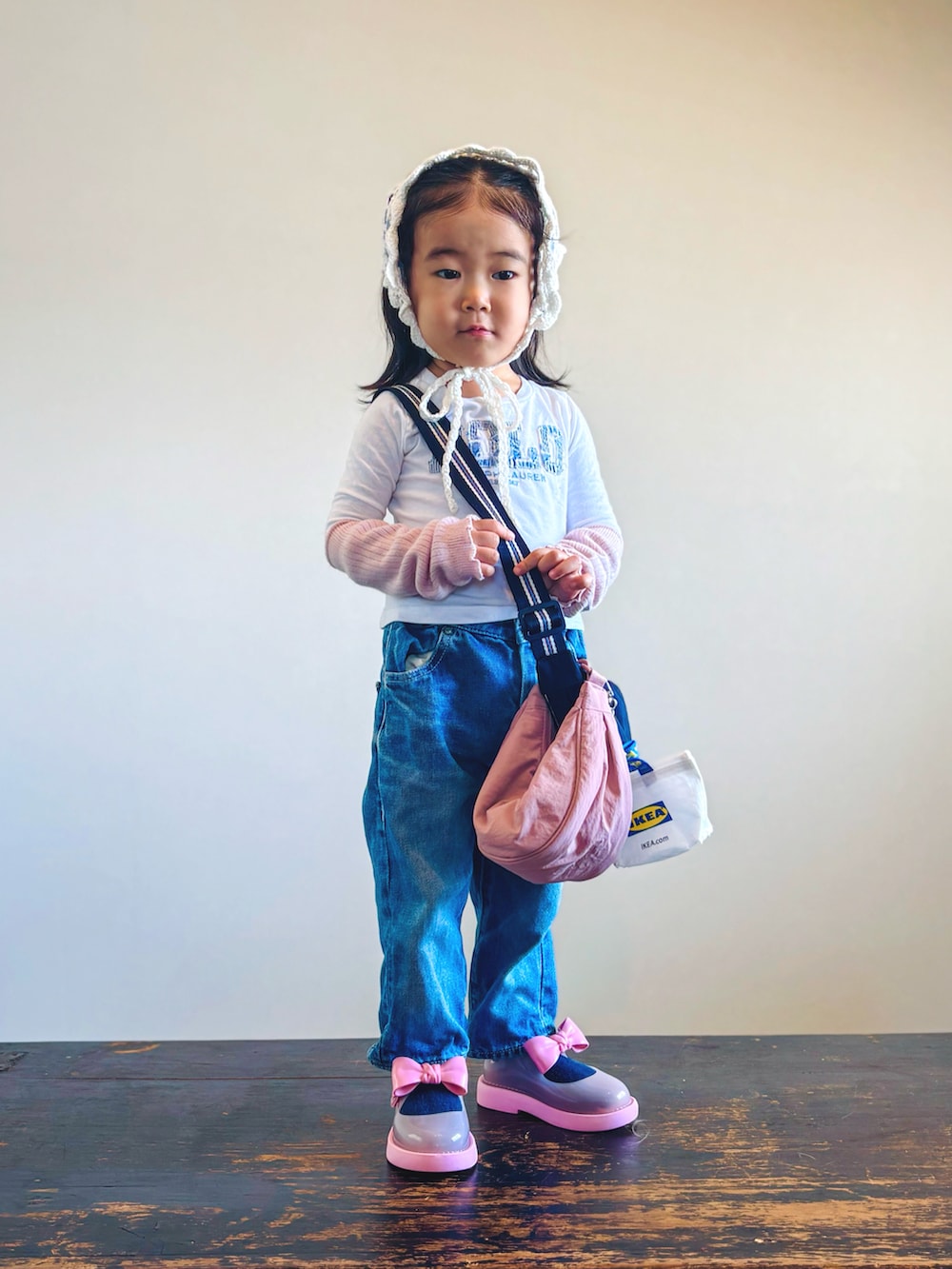 ホワイト系のTシャツ/カットソー、ブルー系のデニムパンツ、ブルー系のショルダーバッグを着用したキッズの秋コーディネートの2枚目の写真