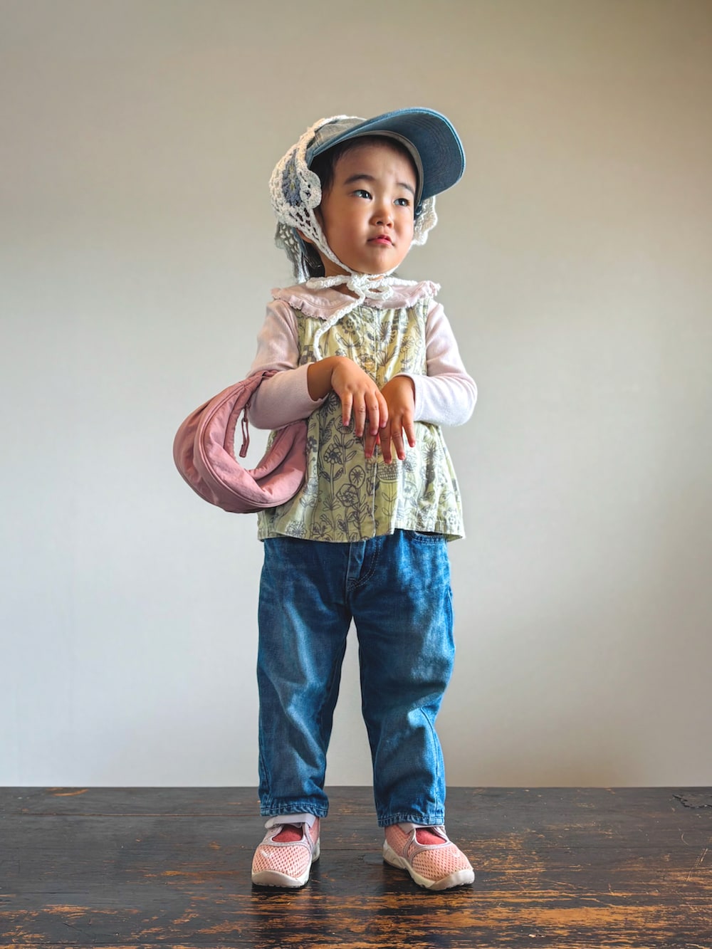 ピンク系のスニーカー、ピンク系のTシャツ/カットソー、ブルー系のデニムパンツを着用したキッズの秋コーディネートの3枚目の写真