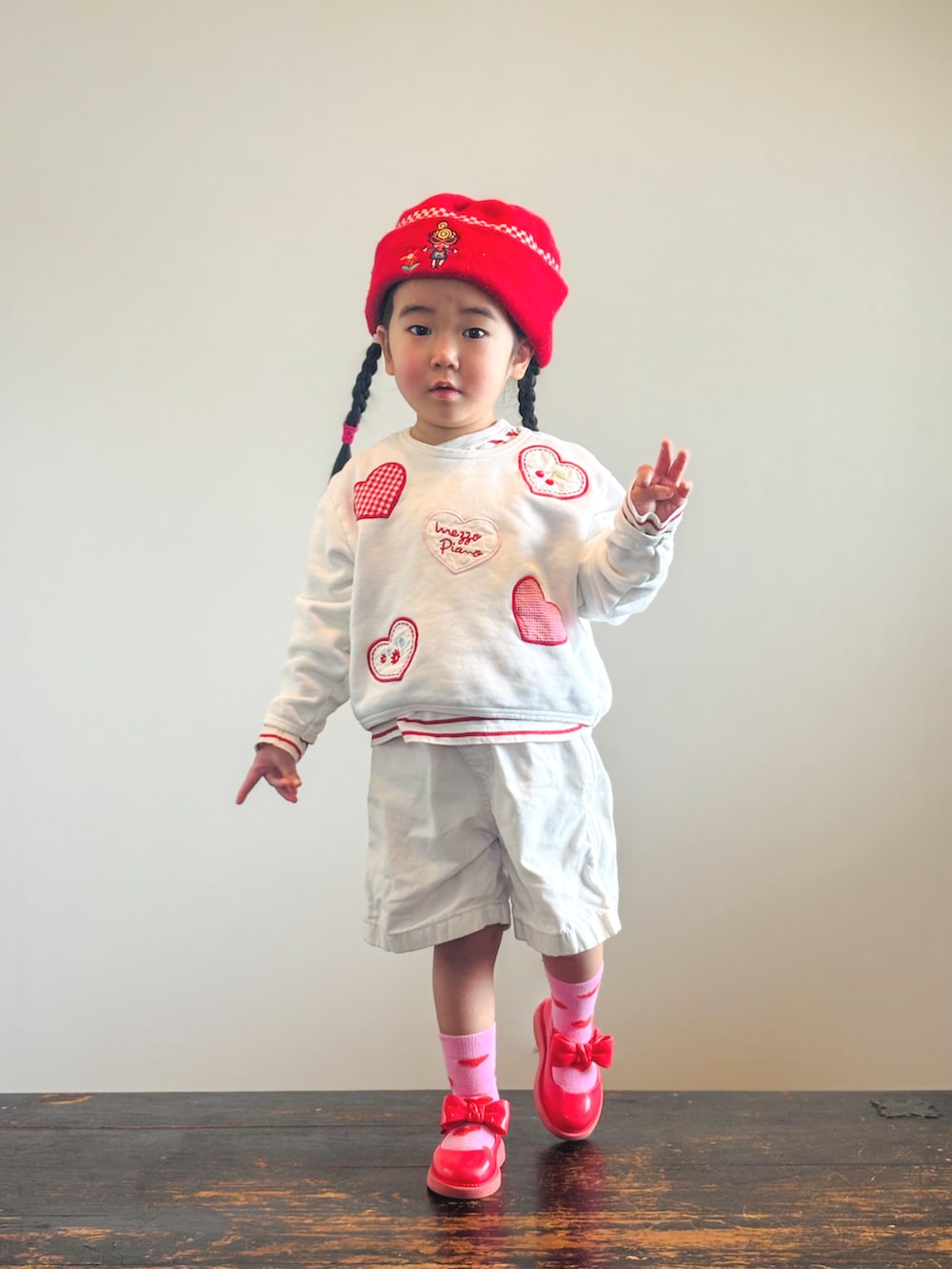 ホワイト系のスウェット、レッド系のTシャツ/カットソー、ホワイト系のその他パンツを着用したキッズの春コーディネートの2枚目の写真