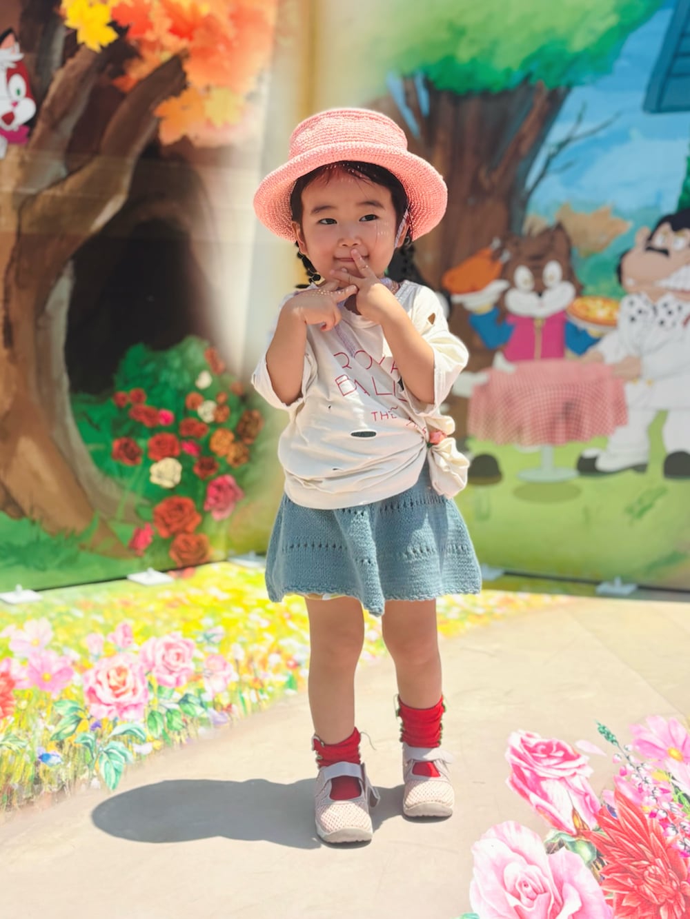 ピンク系のかごバッグ、ホワイト系のTシャツ/カットソー、ピンク系のスニーカーを着用したキッズの夏コーディネートの2枚目の写真