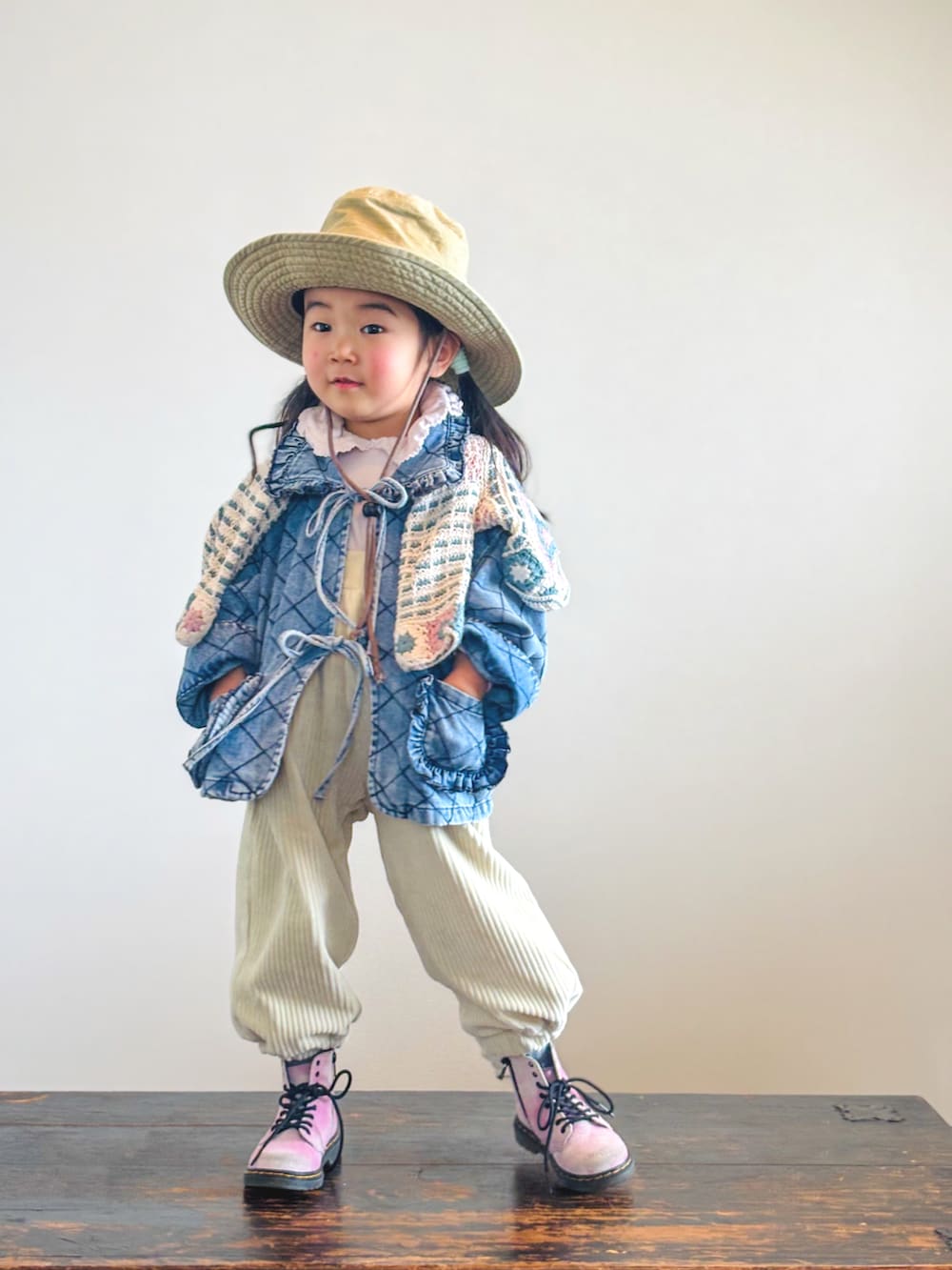 ベージュ系のその他パンツ、その他のカーディガン/ボレロ、ピンク系のTシャツ/カットソーを着用したキッズの春コーディネートの2枚目の写真