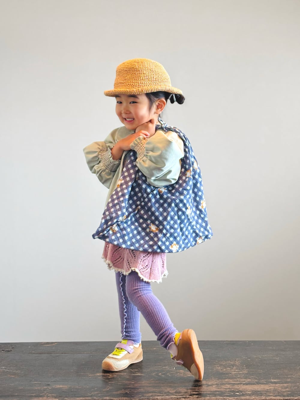 イエロー系のスニーカー、グリーン系のシャツ/ブラウス、ピンク系のワンピースを着用したキッズの春コーディネートの3枚目の写真