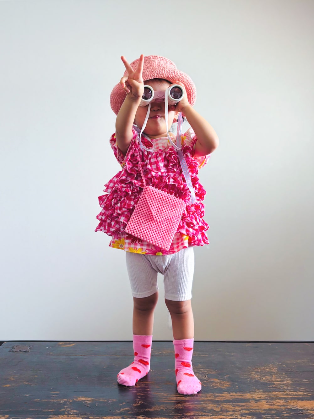 ピンク系のキャミソール、ピンク系のTシャツ/カットソー、ピンク系のハットを着用したキッズの夏コーディネートの3枚目の写真