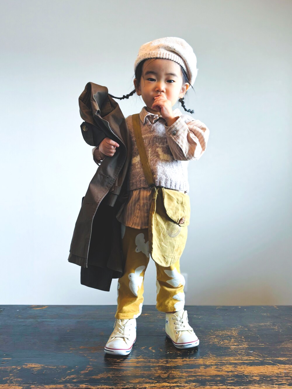 ベージュ系のベスト、ベージュ系のシャツ/ブラウス、グリーン系のショルダーバッグを着用したキッズの秋コーディネートの2枚目の写真