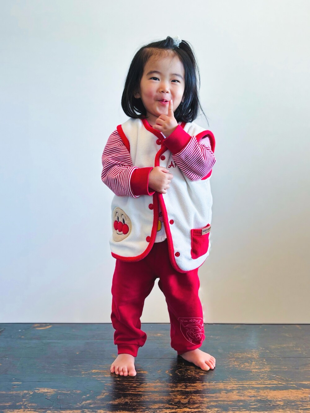 レッド系のルームウェア/パジャマ、ホワイト系のその他ヘアアクセサリーを着用したキッズの冬コーディネートの3枚目の写真