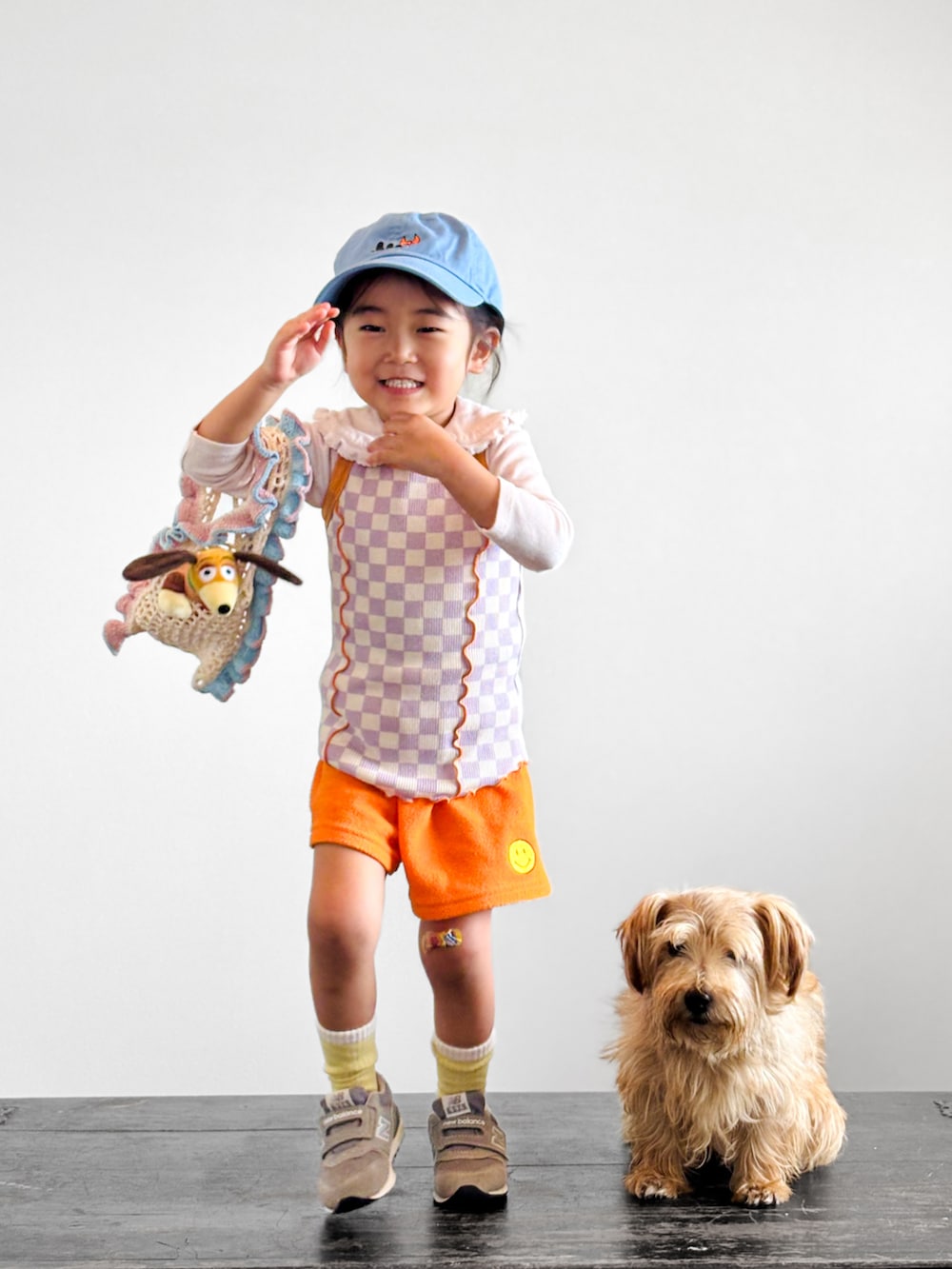 パープル系のタンクトップ、グレー系のスニーカー、ピンク系のTシャツ/カットソーを着用したキッズの秋コーディネートの2枚目の写真
