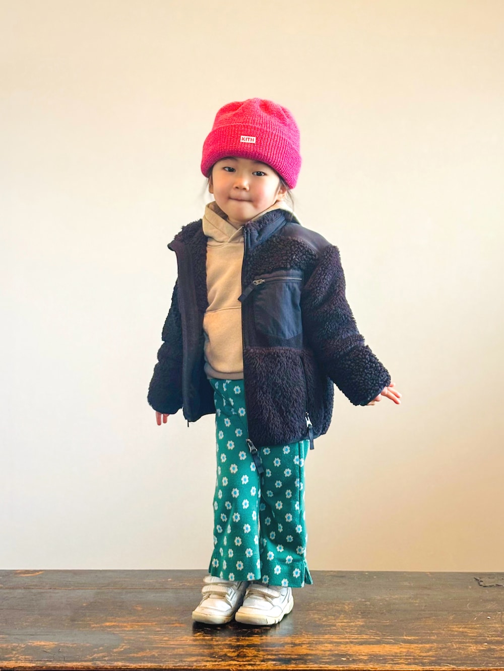 グリーン系のその他パンツ、ベージュ系のパーカー、ブラック系のブルゾンを着用したキッズの冬コーディネートの2枚目の写真