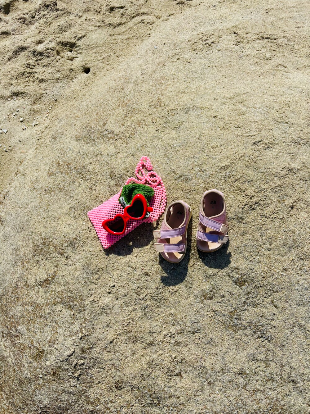 ピンク系のショルダーバッグ、ピンク系のサンダル、その他のその他ベビー用品を着用したキッズの夏コーディネートの3枚目の写真